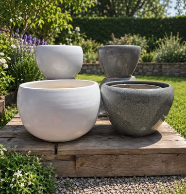 trois bols blancs et gris posés sur un plateau en bois