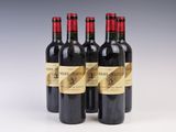 trois bouteilles de vin rouge posées côte à côte sur une table