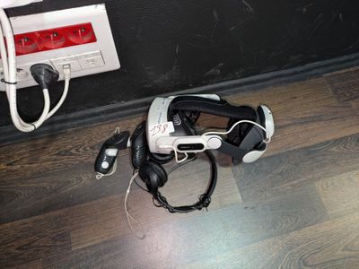 une manette de jeu vidéo posée par terre à côté d'un chargeur