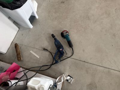 a lot of tools that are laying on the floor