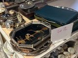 une table sur laquelle se trouvent de nombreux objets en argent