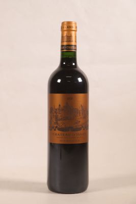 une bouteille de vin posée sur une table