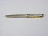 une image représentant un stylo posé sur une table blanche