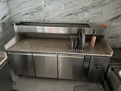 LOT VOLONTAIRE 1 Desserte réfrigérée froid positif ouvrant p…