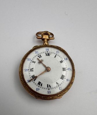 une montre de poche en or avec des chiffres romains sur le cadran