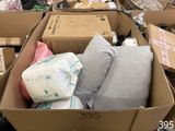 une boîte en carton remplie d'oreillers et d'autres objets
