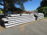beaucoup de planches empilées sur le bord de la route