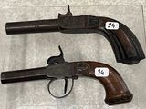 deux armes exposées dans une vitrine