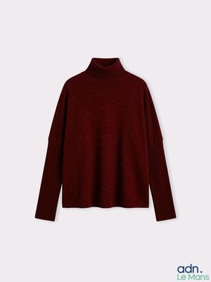 un pull à col roulé pour femme, de couleur rouge foncé