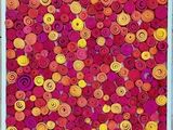 une image représentant un tapis rouge et jaune orné de cercles