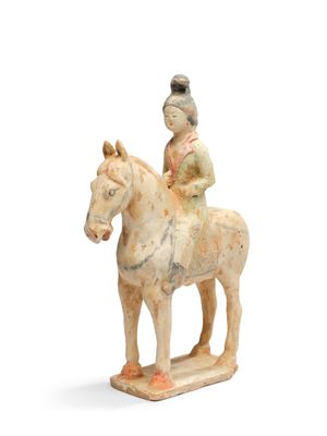 statue d'une femme assise sur un cheval, coiffée d'un chapeau