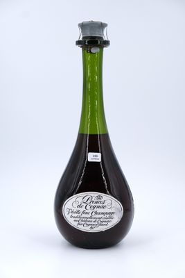 une bouteille de vin posée sur une table