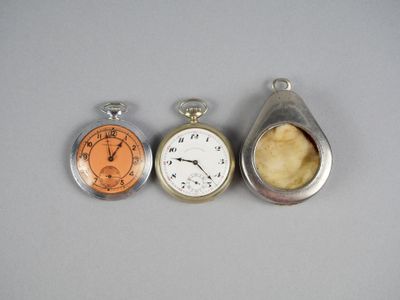 trois types différents de montres de poche posées sur une table