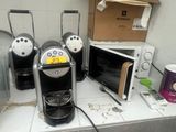 trois machines à café posées sur le plan de travail de la cuisine