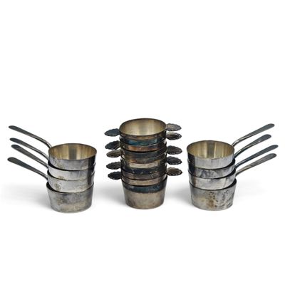 un lot de cinq tasses en métal avec cuillères et fourchettes