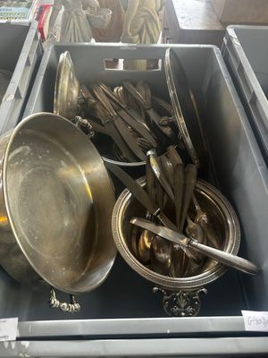 beaucoup de cuillères et de bols en argent dans une boîte