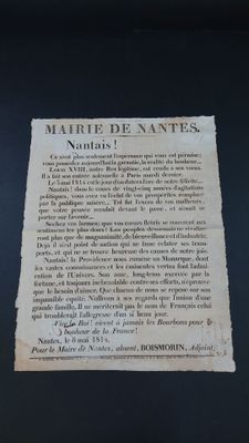 un vieux document posé sur une table, sur fond noir