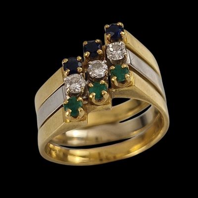 une image représentant une bague en or sertie de trois diamants et d'émeraudes