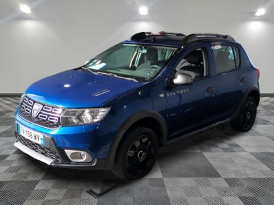 une photo d'une dacia bleue garée dans un garage