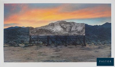 une image représentant une photo d'un désert avec une montagne en arrière-plan
