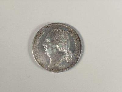 gros plan d'une pièce de monnaie sur une surface blanche