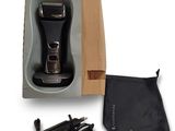 une boîte contenant un rasoir et un sac