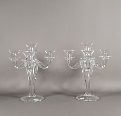 une paire de bougeoirs en verre transparent sur fond gris