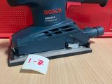 un gros plan d'une ponceuse orbitale Bosch posée sur une table