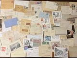 une table sur laquelle sont posées plusieurs vieilles cartes postales