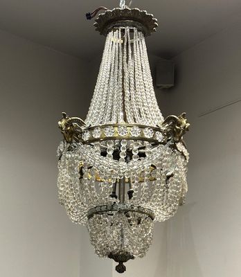 un lustre suspendu au plafond d'une pièce