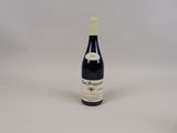 la bouteille de vin est posée sur une surface blanche