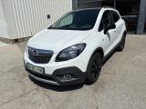 la voiture blanche est garée devant un bâtiment