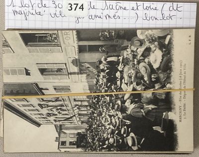 une vieille photo montrant un groupe de personnes réunies