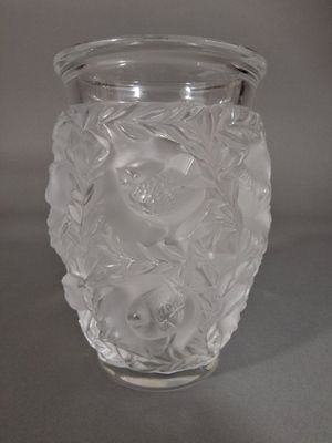 un vase en verre transparent orné d'un motif floral