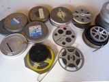 de nombreuses bobines de film posées sur une table