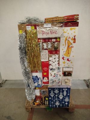 une exposition de cartes de Noël et de décorations sur une table
