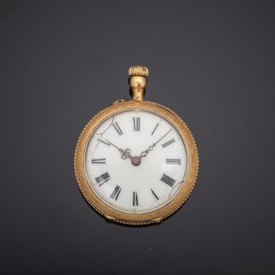 une montre de poche en or avec des chiffres romains sur le cadran