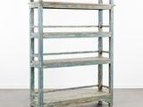 une vieille étagère en bois comportant quatre tablettes