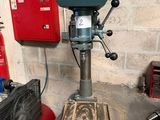 une machine posée sur une table dans une pièce