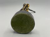 une image d'un objet métallique en gros plan sur une surface blanche