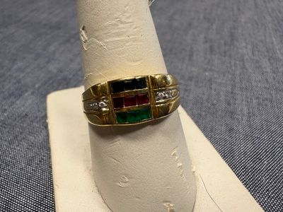 une image d'une bague en or ornée de pierres multicolores