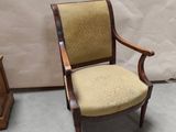 paire de chaises anciennes en bois avec accoudoirs rembourrés