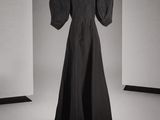 une robe noire à manches bouffantes sur un mannequin