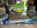 une table sur laquelle se trouvent un seau de peinture et un autre seau de peinture