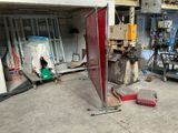 une photo d'un garage avec une porte rouge
