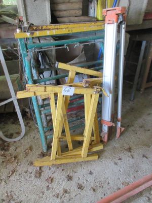 un tas d'outils posés par terre dans le garage