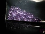 un sachet de perles violettes posé sur une table