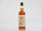 La bouteille de whisky est posée sur une surface blanche.