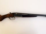 un vieux fusil sur une surface blanche avec un fond blanc