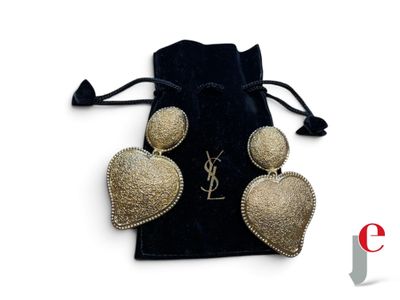 Boucles d'oreilles Saint Laurent en forme de cœur, en or, avec une pochette en velours noir